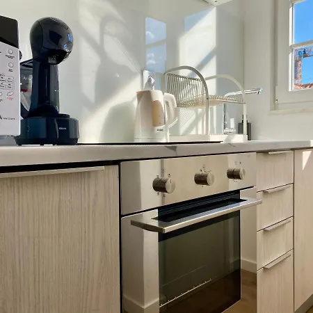아파트 Nestled In Bica: Small Studio, Big Experience
